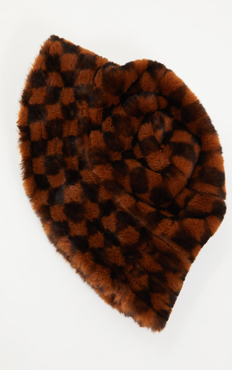 https://flyfiercefab.com/wp-content/uploads/2021/11/Pretty-Little-Thing-Tan-Checkerboard-Faux-Fur-Bucket-Hat.png